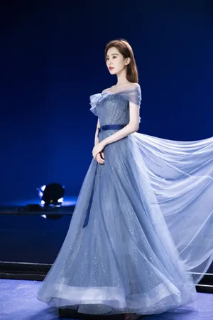 刘诗诗蓝色纱裙优雅美丽写真图片_6
