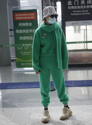乃万绿色套装个性时尚机场照图片
