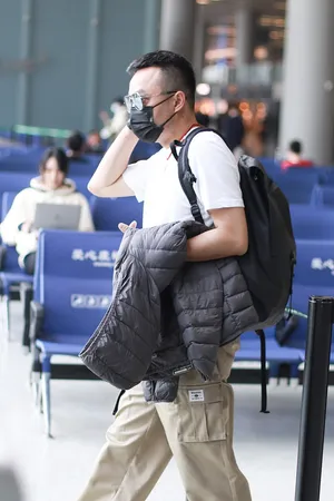 汪涵白T工装裤休闲随性机场照图片_3