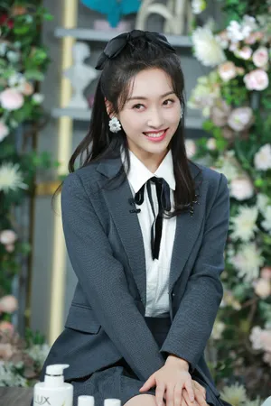 宣璐西装裙元气甜美造型图片_4