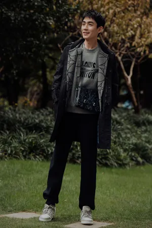 朱一龙温暖秋冬装街拍写真图片