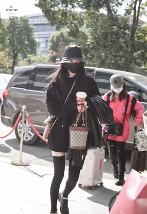 杨幂毛衣短裤长筒袜私服街拍图片