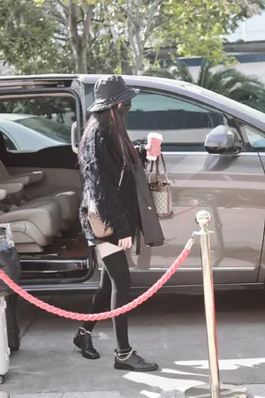 杨幂毛衣短裤长筒袜私服街拍图片_4