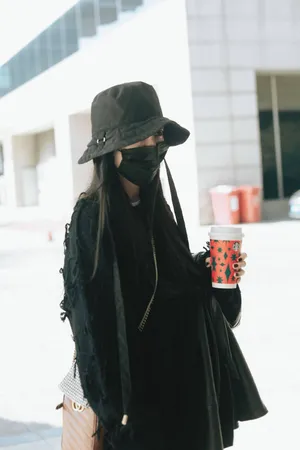 杨幂毛衣短裤长筒袜私服街拍图片_5