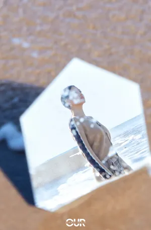 张梓琳针织开衫清新海边写真图片