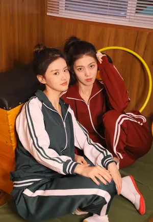张沐兮运动制服甜美闺蜜写真照图片