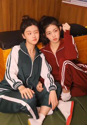 张沐兮运动制服甜美闺蜜写真照图片