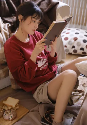 张沐兮慵懒居家甜美写真图片