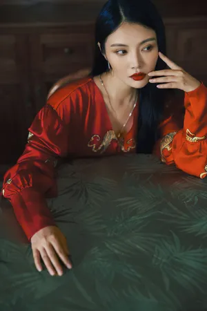 徐冬冬丝绸浴袍性感迷人写真图片