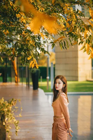 古力娜扎樱花粉皮裙造型魅力性感写真_3