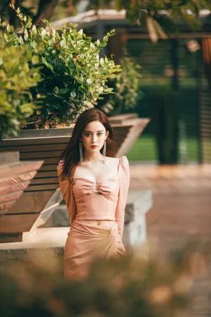 古力娜扎樱花粉皮裙造型魅力性感写真_4