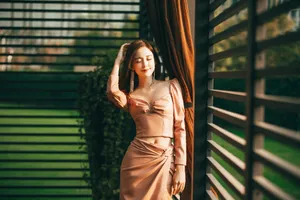 古力娜扎樱花粉皮裙造型魅力性感写真_6