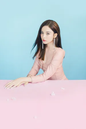 古力娜扎樱花粉皮裙造型魅力性感写真_10