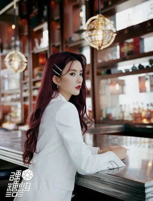 刘些宁链条西装性感写真图片
