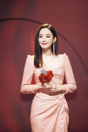 娜扎甜美性感活动现场照图片