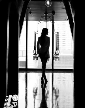 刘些宁白色链条西装性感写真_3