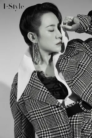马丽千鸟格西服率性写真图片_2