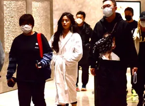 杨超越白色浴袍性感下班照图片_8