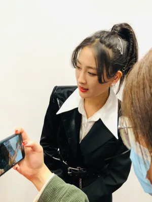 马苏黑色束腰短裙干练美艳美照图片