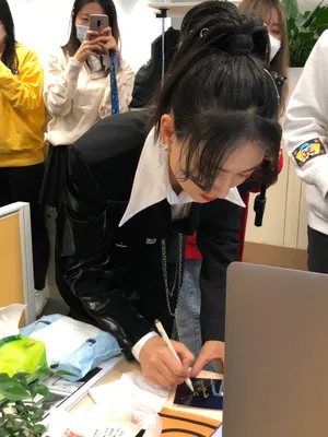 马苏黑色束腰短裙干练美艳美照图片
