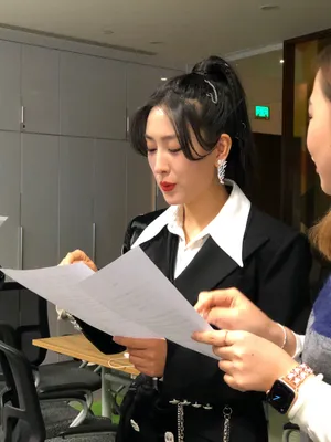 马苏黑色束腰短裙干练美艳美照图片_3