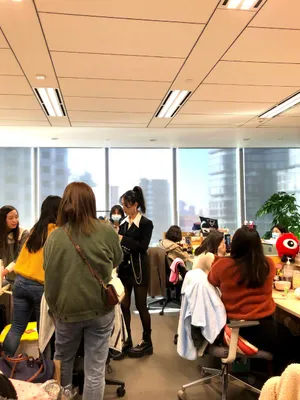 马苏黑色束腰短裙干练美艳美照图片_5