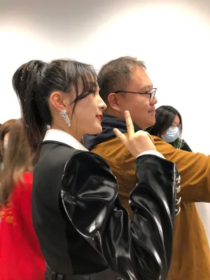 马苏黑色束腰短裙干练美艳美照图片_7