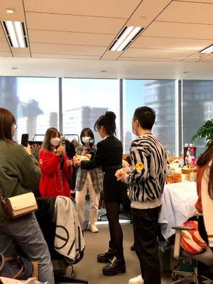 马苏黑色束腰短裙干练美艳美照图片_8