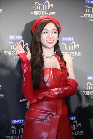 吴宣仪网袜红皮裙性感活动图片