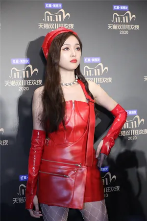 吴宣仪网袜红皮裙性感活动图片_5