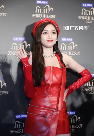 吴宣仪网袜红皮裙性感活动图片_7