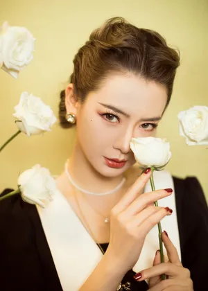 戚薇复古造型优雅写真图片