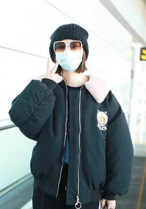 柳岩运动卫衣休闲潮酷机场照图片_4