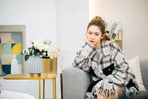 戚薇格纹外套随性写真图片_7