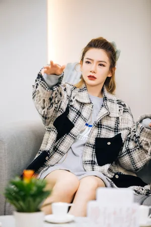 戚薇格纹外套随性写真图片_12