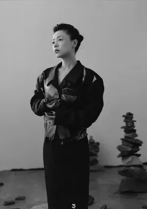 丁当黑白格调写真图片