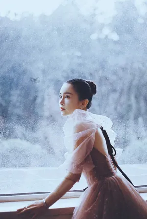 赵樱子露背裙优雅写真图片