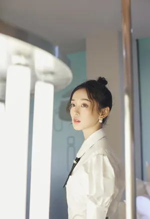 何泓姗清秀白衫写真图片