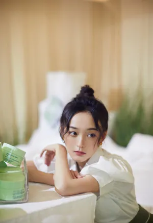 何泓姗清秀白衫写真图片_3