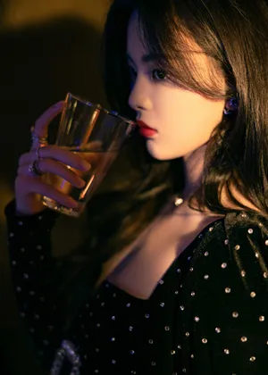 杨超越复古丝绒裙优雅写真图片