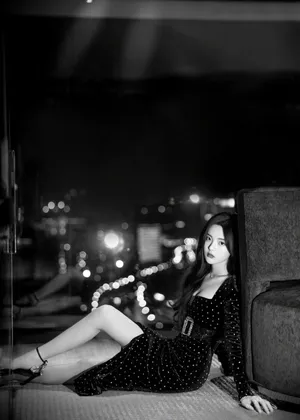 杨超越复古丝绒裙优雅写真图片_3