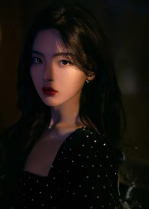 杨超越复古丝绒裙优雅写真图片_7