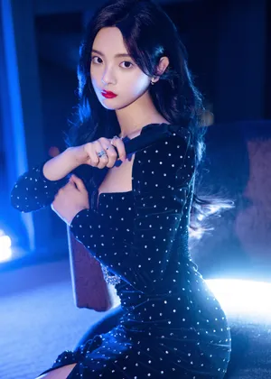 杨超越复古丝绒裙优雅写真图片_9
