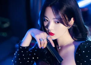 杨超越复古丝绒裙优雅写真图片_11