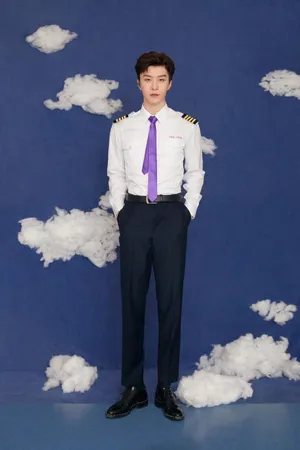 范丞丞机长制服帅气写图片