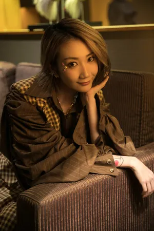 乃万格子衬衣性感柔美写真照图片