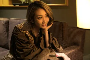 乃万格子衬衣性感柔美写真照图片_2