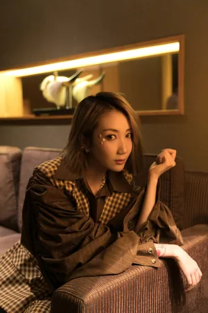 乃万格子衬衣性感柔美写真照图片_5