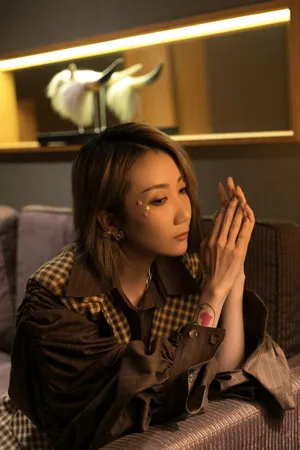 乃万格子衬衣性感柔美写真照图片_8