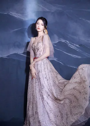 林允粉雾星光亮钻裙仙气写真图片_1